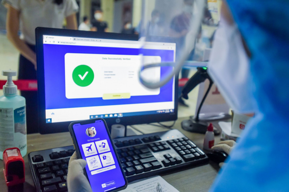 Tại cơ sở xét nghiệm, hành khách thông báo với nhân viên y tế về việc tham gia thử nghiệm IATA Travel Pass và xuất trình vé điện tử cùng xác nhận đặt chỗ trên chuyến bay của Vietnam Airlines, để nhân viên y tế quét mã QR code, định danh hành khách, hỗ trợ làm thủ tục xét nghiệm Covid-19