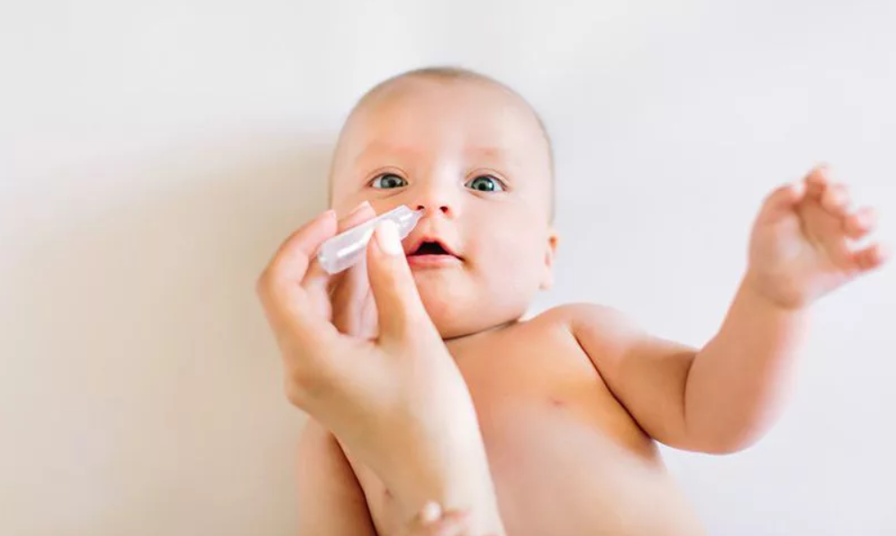 Sử dụng dung dịch nước muối cho trẻ nhỏ phải đặc biệt lưu ý và cần được tư vấn, hướng dẫn kỹ từ bác sĩ để tránh gây tổn thương, hít sặc ở trẻ