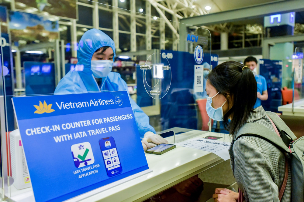 Tại quầy check-in sân bay, hành khách xuất trình hộ chiếu, kết quả xét nghiệm Covid-19 trên ứng dụng IATA Travel Pass cùng với kết quả xét nghiệm dưới dạng bản cứng để nhân viên Vietnam Airlines tiến hành xác nhận kết quả xét nghiệm