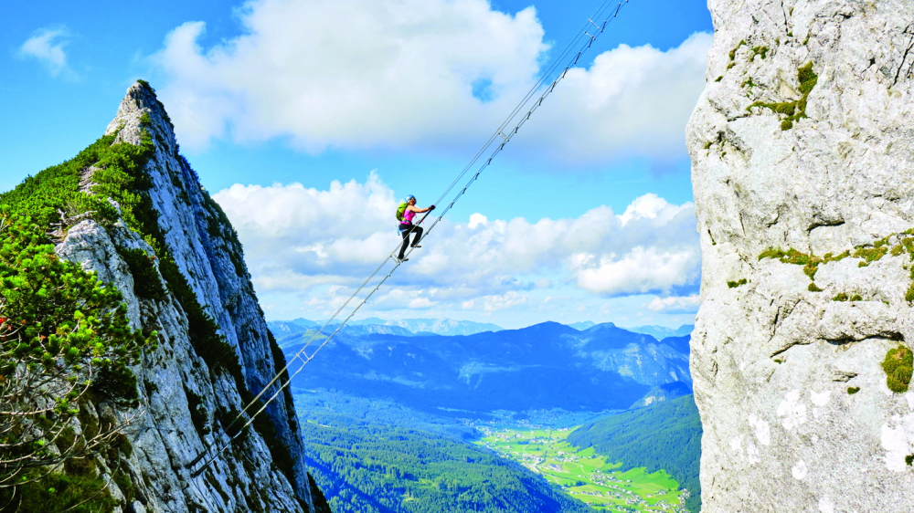 Sky Ladder hay Nấc thang lên thiên đường là tên gọi một chiếc cầu bằng cáp thép dài 42m nối giữa hai dãy núi lớn nhất của Áo là Alps và Grosser Donnerkogel