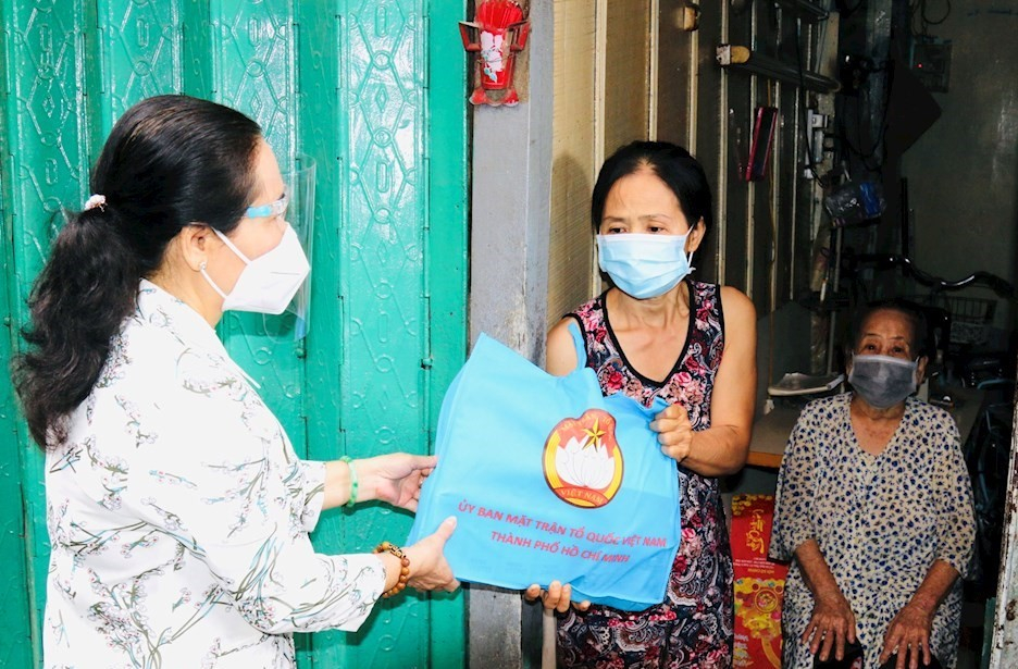 bà Nguyễn Thị Lệ trao tặng 2 tấn gạo, 100 thùng mì; khẩu trang y tế; 10 thùng cá hộp và 100 bộ đồ bảo hộ phòng chống dịch 