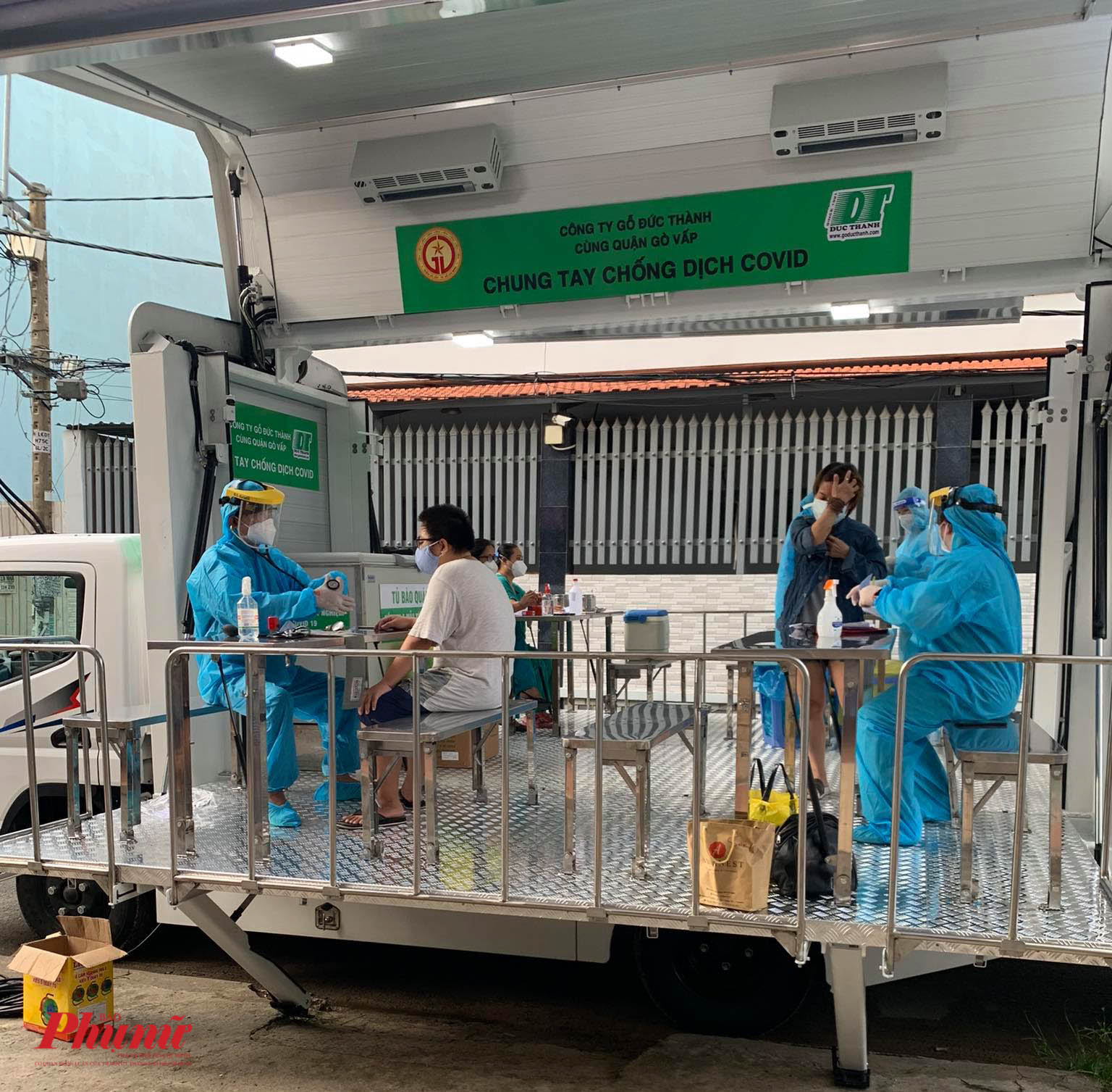 Chiều 12/8, sau khi tiếp nhận xe, Quận Gò Vấp đã tiến hành cho tiêm vắc xin cho người dân trên xe này
