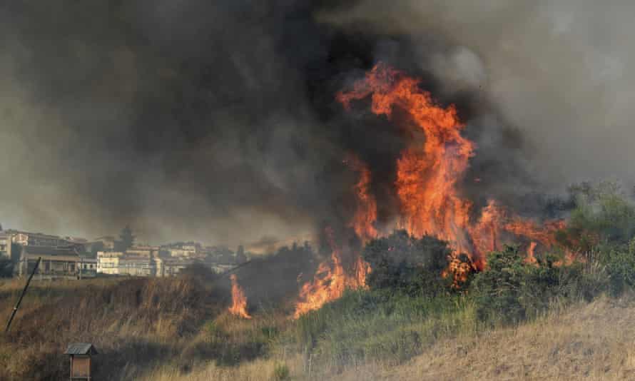 Một đám cháy ở Blufi, gần Palermo, Sicily hôm 10/8 - Ảnh: AP