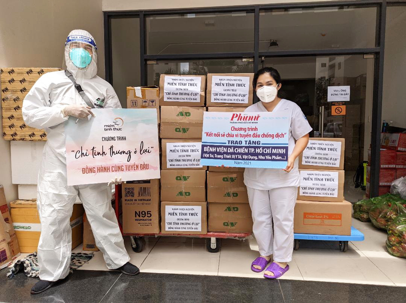 Báo Phụ Nữ TP.HCM và nhóm thiện nguyện Miền tỉnh thức trao tặng quà, trang thiết bị y tế, bảo hộ cho tuyến đầu chống dịch