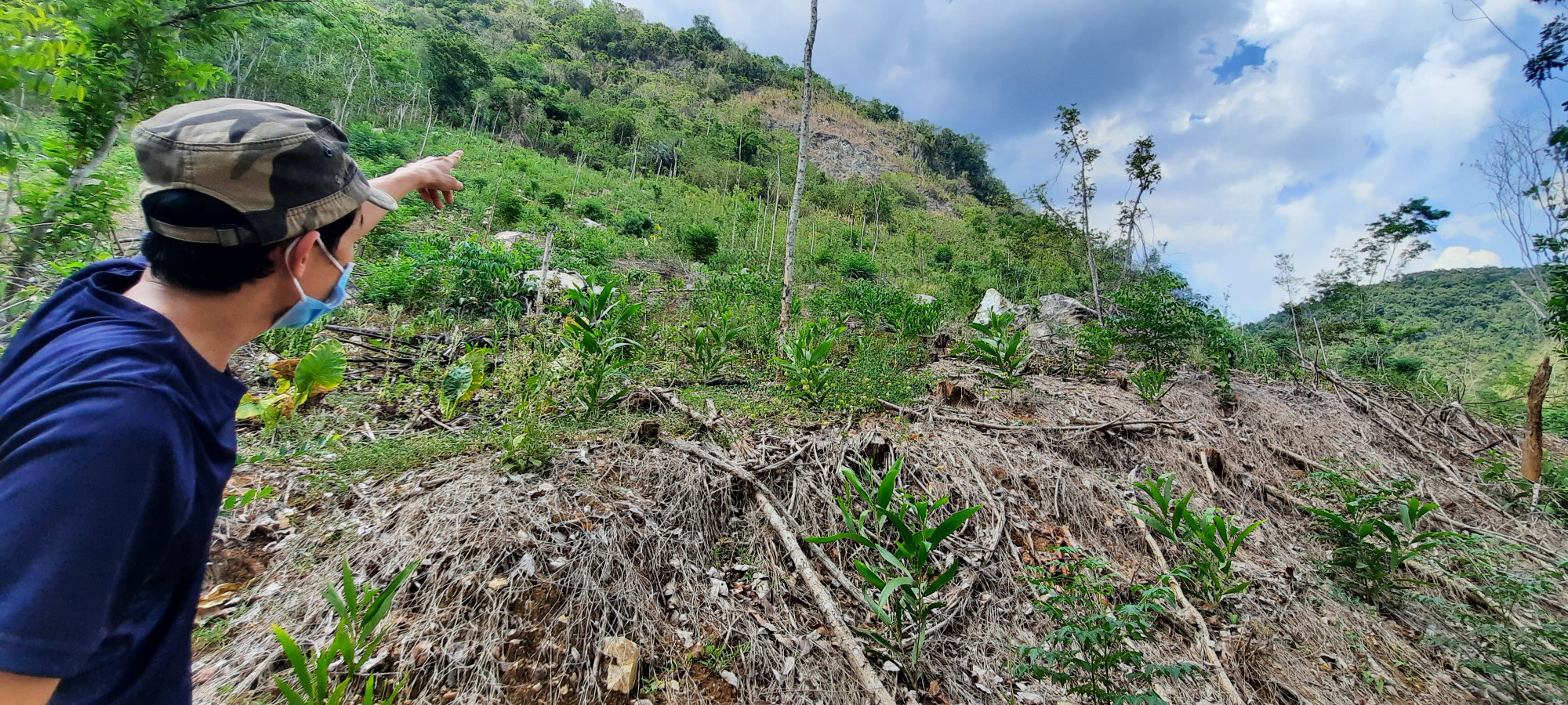 Người dân thôn Thạnh Mỹ 2 (huyện Nam Giang, Quảng Nam) phản ánh việc tập đoàn ThaiGroup liên tục nổ mìn để khai thác đá ở ngọn núi ngay phía sau khu dân cư