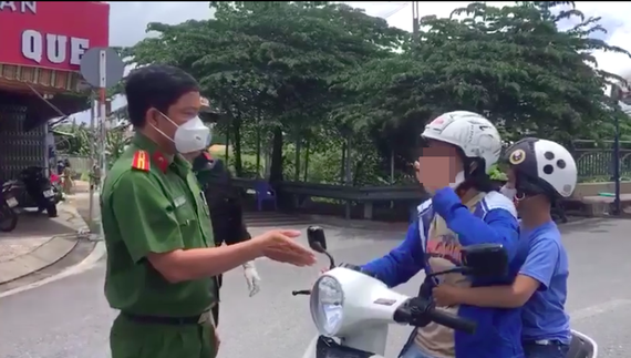 Người phụ nữ gây rối ở quận Bình Tân. Nguồn ảnh: SGGP
