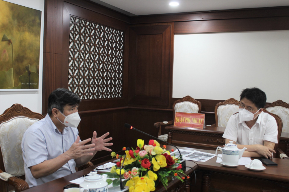 Chủ tịch UBND TPHCM Nguyễn Thành Phong trao đổi với lãnh đạo quận Phú Nhuận về quy trình tiếp nhận thông tin và cấp cứu F0.