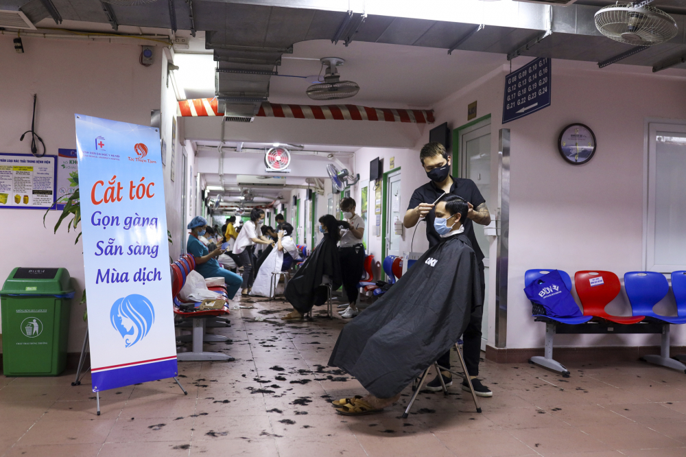 Có 11 'tay kéo' chính tham gia cắt tóc tình nguyện, họ đều là các chuyên gia tóc mở cửa hàng trên TP. Hà Nội. Trước khi vào bệnh viện để cắt tóc, những người này được xét nghiệm Covid-19 với kết quả âm tính trước khi tham gia hoạt động. Trong hai ngày 12 và 13 tháng 8, tất cả các nhân viên của Bệnh viện có nhu cầu cắt tóc đều được phục vụ miễn phí, dự kiến có khoảng 500 Y, bác sĩ đăng ký tham gia chương trình này.