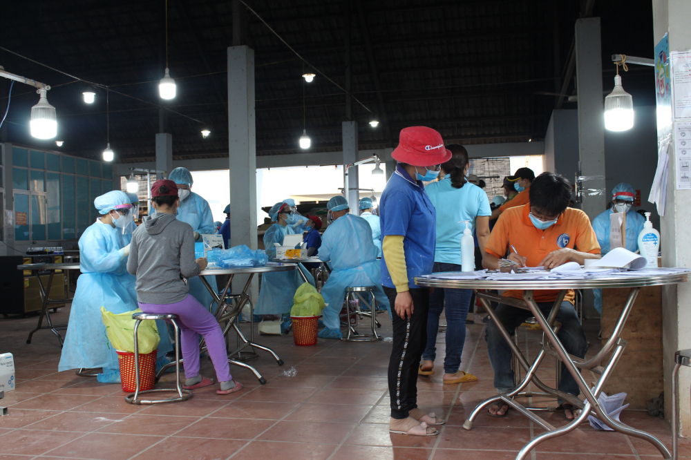 Nhiều doanh nghiệp Bình Định tổ chức sắp xếp lại sản xuất trong tình hình dịch bệnh, test nhanh kháng nguyên SARS-CoV-2 cho người lao động