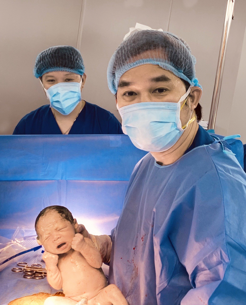 Theo bác sĩ Nguyễn Điền, nếu sản phụ phải sinh tại nhà thì không được cắt dây rốn mà phải làm theo hướng dẫn của bác sĩ rồi nhanh chóng đưa mẹ con sản phụ tới bệnh viện