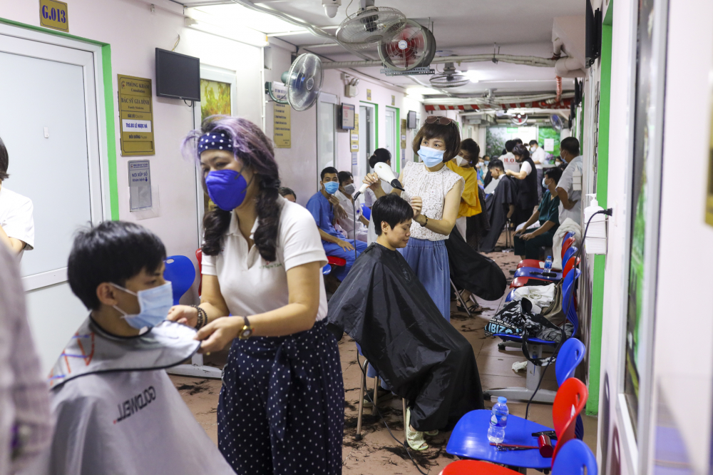 Theo chị Hoài, trước bệnh việN Đại Học Y Hà Nội, nhóm cắt tóc của chị đã đến rất nhiều viện lớn ở Hà Nội như viện Việt Đức, viện răng hàm mặt và mới đây là viện mắt Trung Ương.