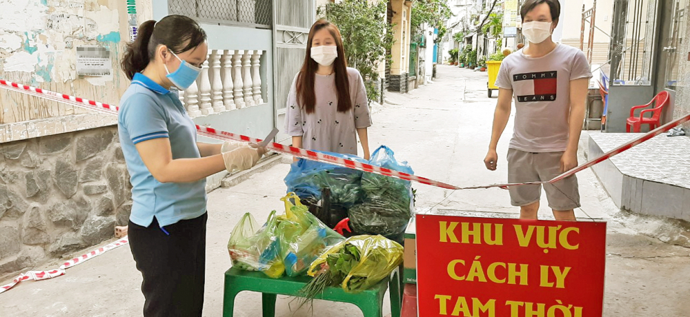 Chị Lê Thị Ái - Chủ tịch Hội LHPN P.3 - đi chợ giúp người dân ở khu vực cách ly