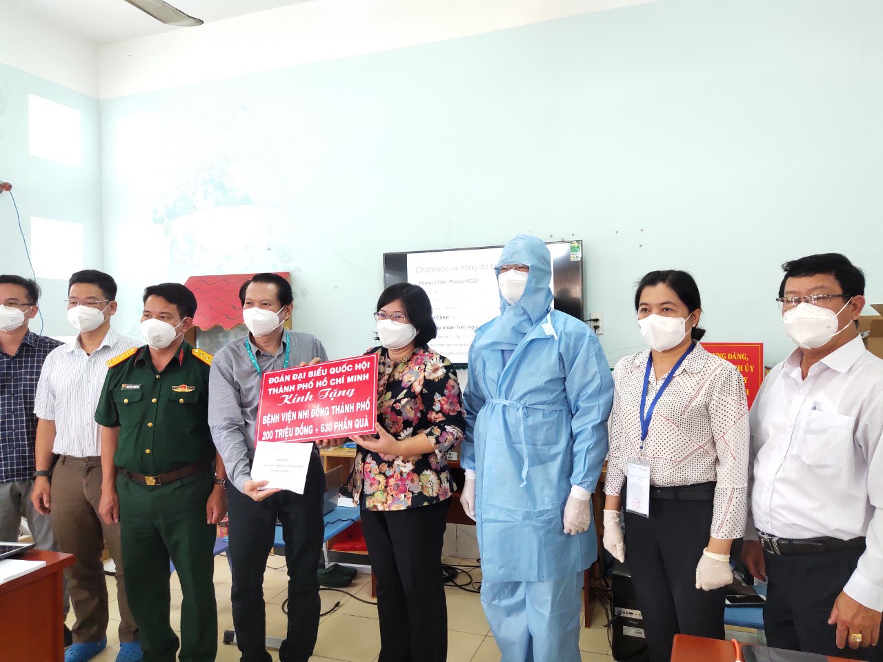 Đoàn đại biểu quốc hội trao tặng 200 triệu đồng và hơn 600 phần quà cho bệnh viện Nhi và bệnh viện thu dung điếu trị Covid-19 số 4