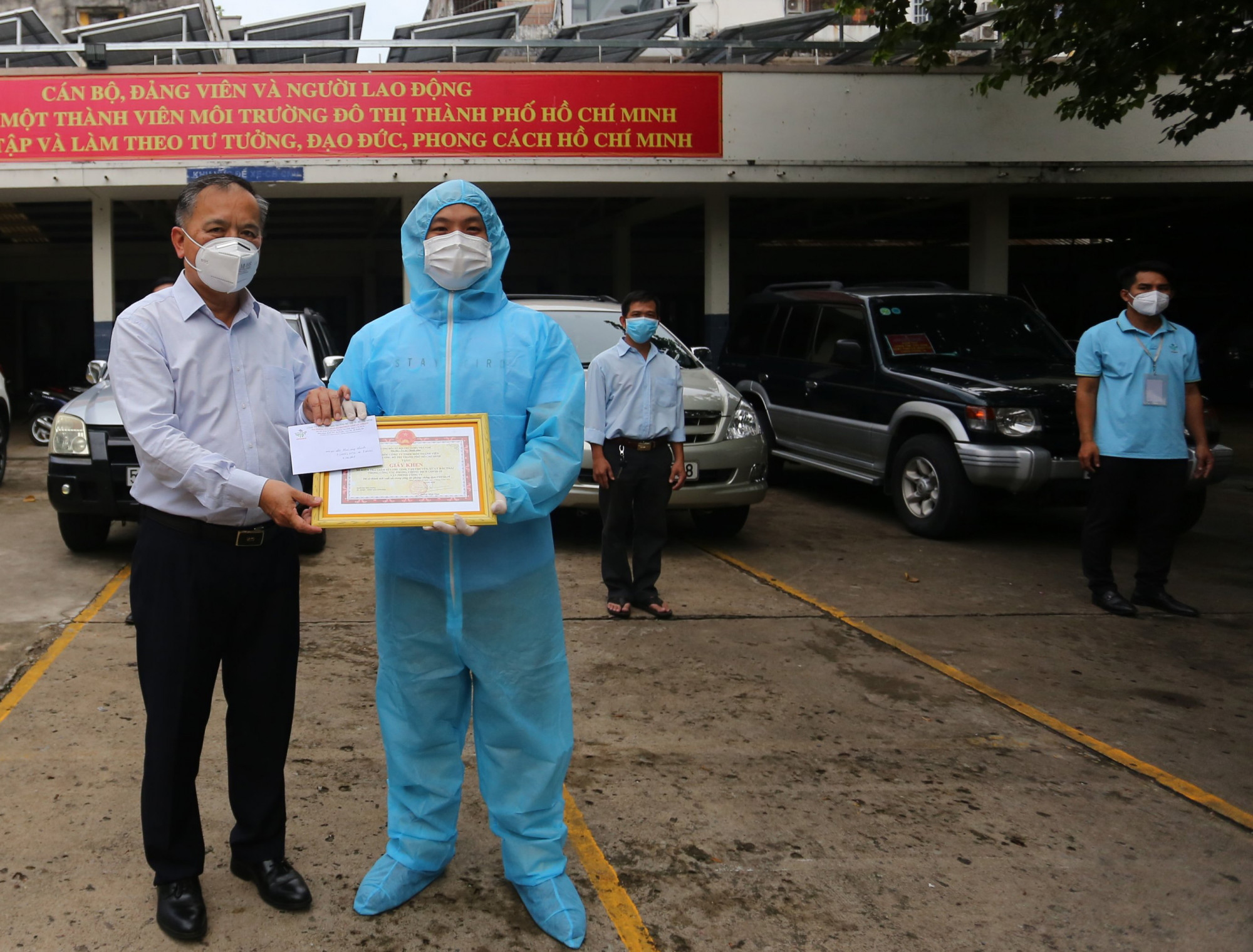 Ông Huỳnh Minh Nhựt - Bí thư Đảng ủy, Giám đốc Công ty MTĐT TPHCM trao giấy khen và tiền thưởng cho đại diện ứng nhanh kiểm tra công tác thu gom, vận chuyển và xử lý chất thải y tế phát sinh do dịch COVID-19 - Ảnh: Thành Khoa