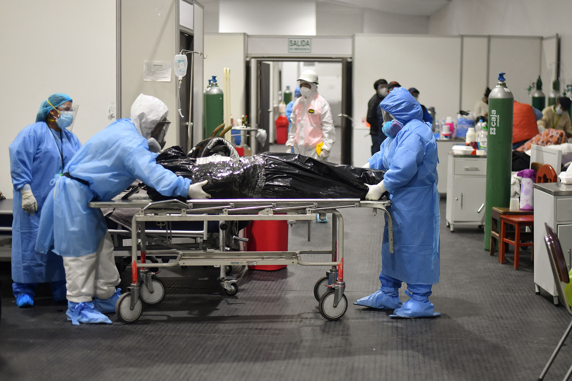 Nhân viên y tế dọn xác một nạn nhân COVID-19 ở Arequipa, Peru.