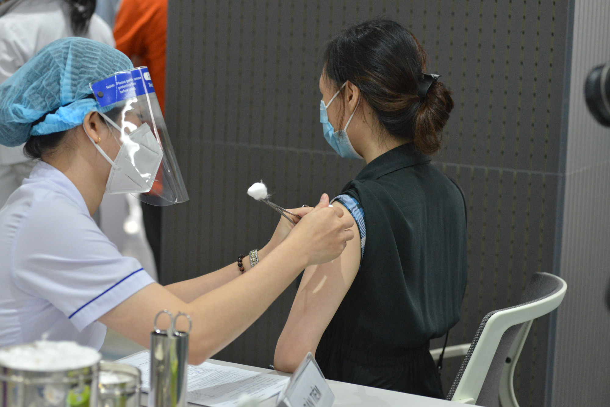 Tiêm vắc xin tại Khu công nghệ cao, TPHCM. Ảnh: Hiếu Nguyễn