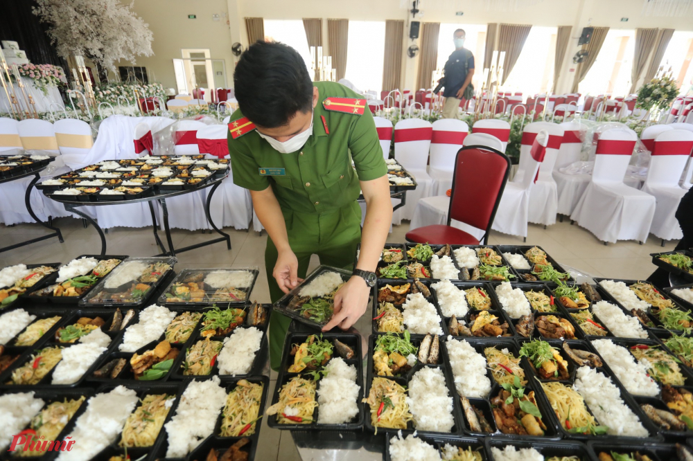 Cùng ngày, Phòng Cảnh sát Quản lý hành chính về trật tự xã hội Công an tỉnh cũng tổ chức nấu hơn 1.000 suất cơm gửi tặng người dân đang cách ly tại Khu cách ly ký túc xá của Đại học Huế