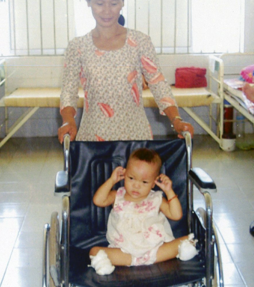 Bà Cao Thị Ba sử dụng chiếc xe lăng của những nhà hảo tâm tặng để chăm Thúy Phượng trong bệnh viện - Ảnh: 