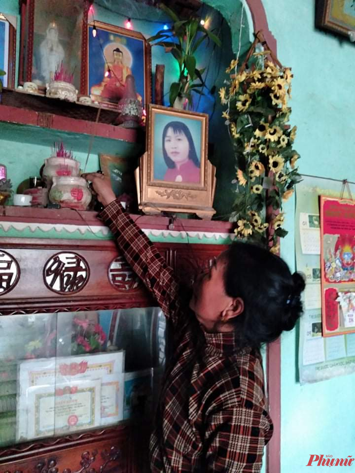 Bà Cao Thị Ba bên di ảnh đứa con gái xấu số của mình, là mẹ ruột của Thúy Phượng. Ảnh chụp ngày 7/8/2021 - Ảnh: Nguyễn Thuận
