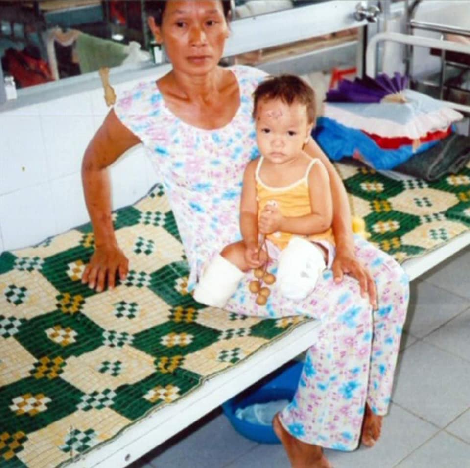 Tấm ảnh bé Thúy Phượng cùng bà ngoại trong bệnh viện mà ông bà  Rob và Shelly Shepherd đã nhìn thấy khi đang ở Mỹ và khiến họ quyết định sang Việt Nam để đưa bé về Mỹ - Ảnh: 