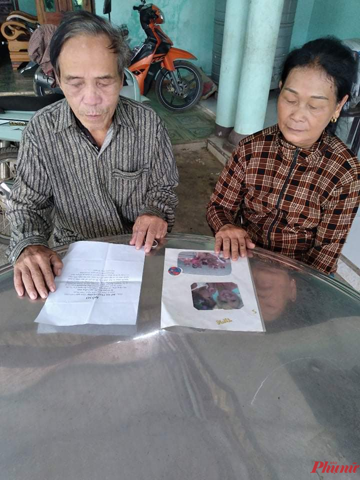 Vợ chồng ông bà Cao Thị Ba thường xuyên xem lại những tấm ảnh chụp Thúy Phượng khi mới 2 tuổi được gửi từ Mỹ về Việt Nam. Ảnh chụp ngày 7/8/2021 - Ảnh: Nguyễn Thuận
