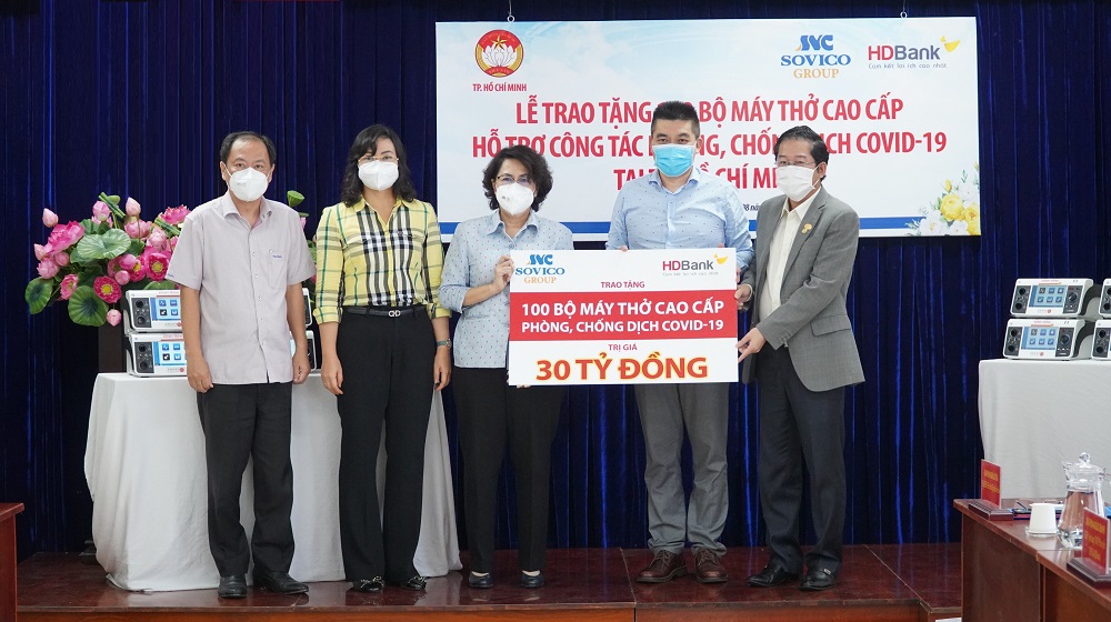 Chủ tịch Ủy ban MTTQ Việt Nam TPHCM Tô Thị Bích Châu và Phó chủ tịch UBND TPHCM Phan Thị Thắng tiếp nhận 100 bộ máy thở cao cấp do Sovico và HDBank trao tặng - Ảnh: HDBank