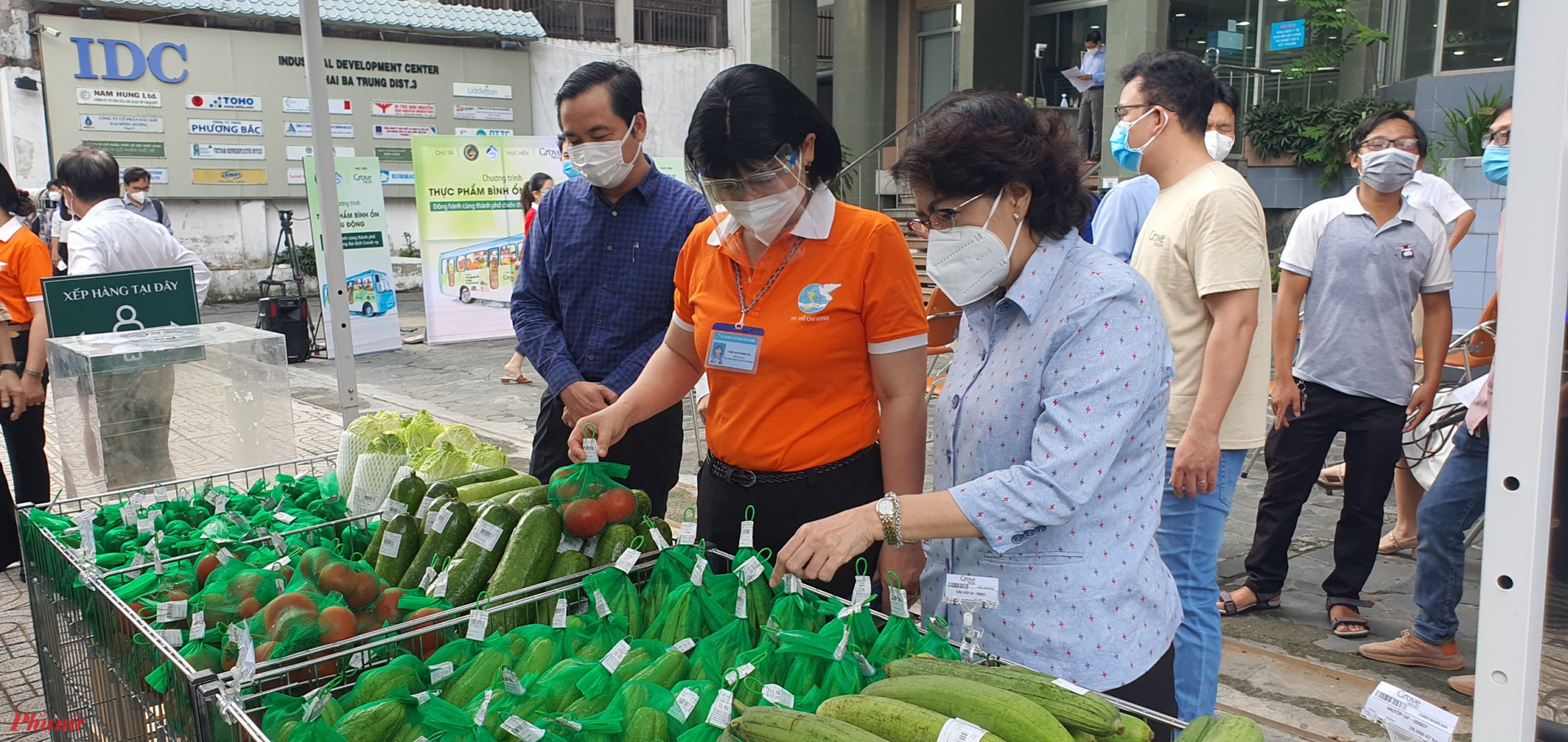 Các quầy hàng rau củ được bán thêm bên cạnh các chuyến xe 