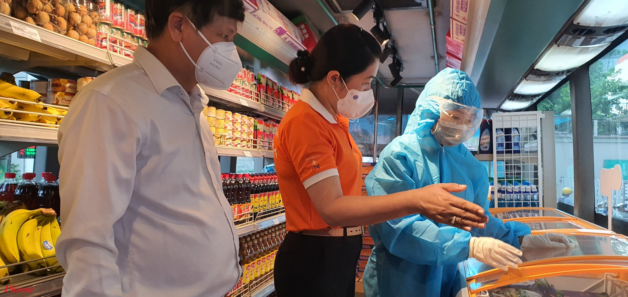Nhân viên bán hàng được trang bị đồ bảo hộ y tế để đảm bảo công tác phòng chống dịch 
