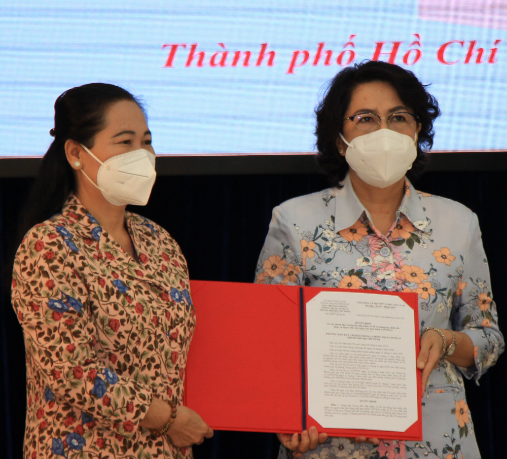 Chủ tịch HĐND TPHCM Nguyễn Thị Lệ trao quyết định thành lập Trung tâm tiếp nhận, hỗ trợ hàng hóa thiết yếu phục vụ người dân khó khăn bởi dịch bệnh COVID-19
