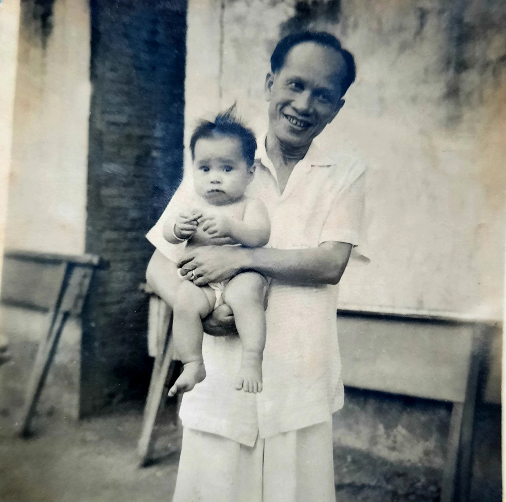 Bé Ngọc Khanh và cha nuôi -  nghệ sĩ cải lương Năm Ngọc vào năm 1954