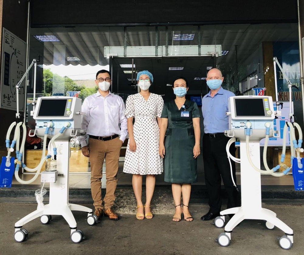 Công ty TNHH DKSH Việt Nam trao tặng máy thở cho Bệnh viên TP. Thủ Đức.