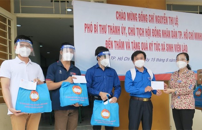 Chủ tịch HĐND TPHCM Nguyễn Thị Lệ trao các phần quà an sinh xã hội cho các sinh viên tại Ký túc xá Sinh viên Lào.