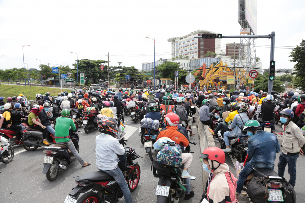 Một số tuyến đường xung quanh cửa ngõ phía Đông TP Thủ Đức như Hoàng Hữu Nam, D400... cũng lâm vào tình trạng đông người 