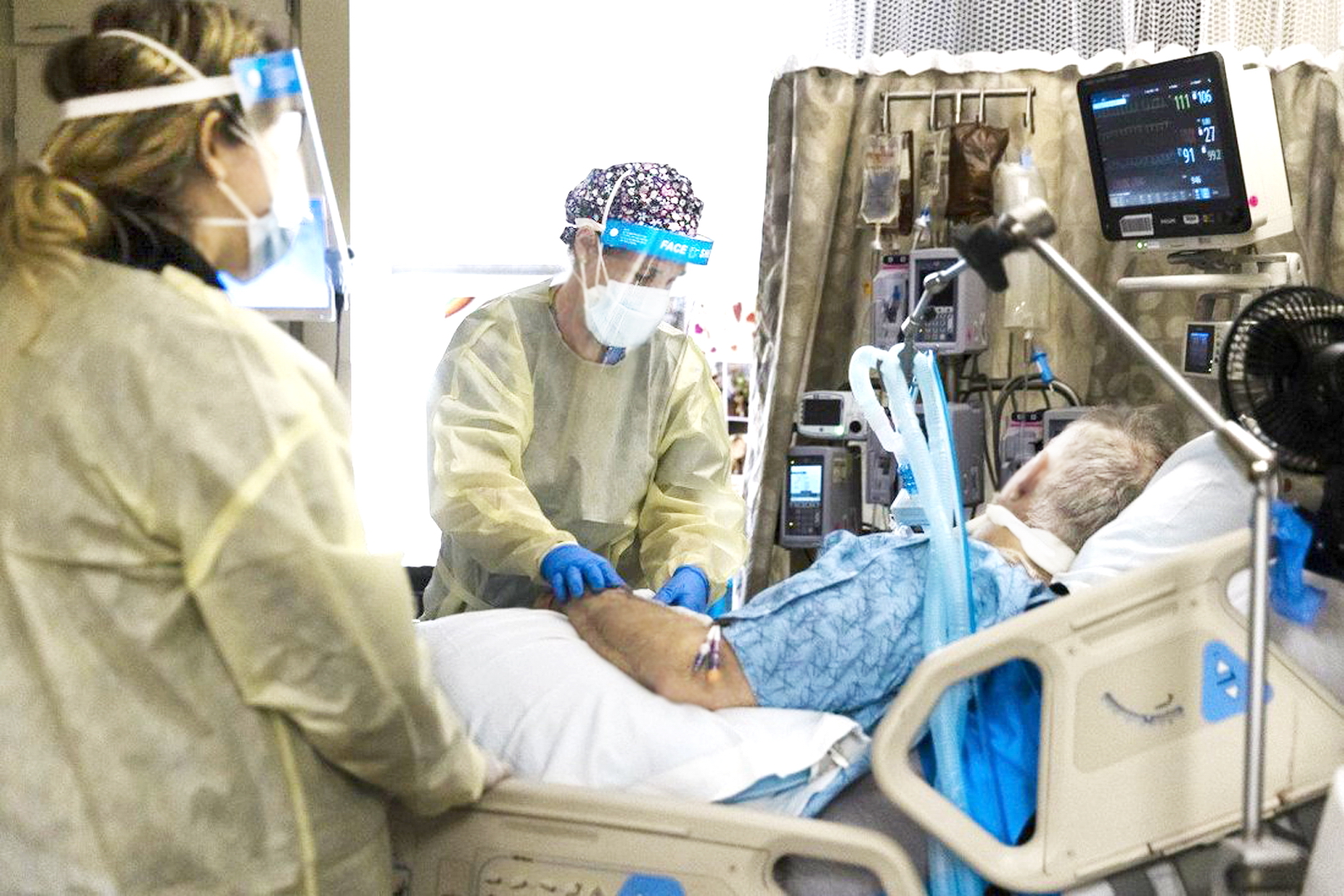Các nhân viên y tế điều trị cho một bệnh nhân bên trong phòng chăm sóc đặc biệt tại một bệnh viện ở Missouri, Mỹ