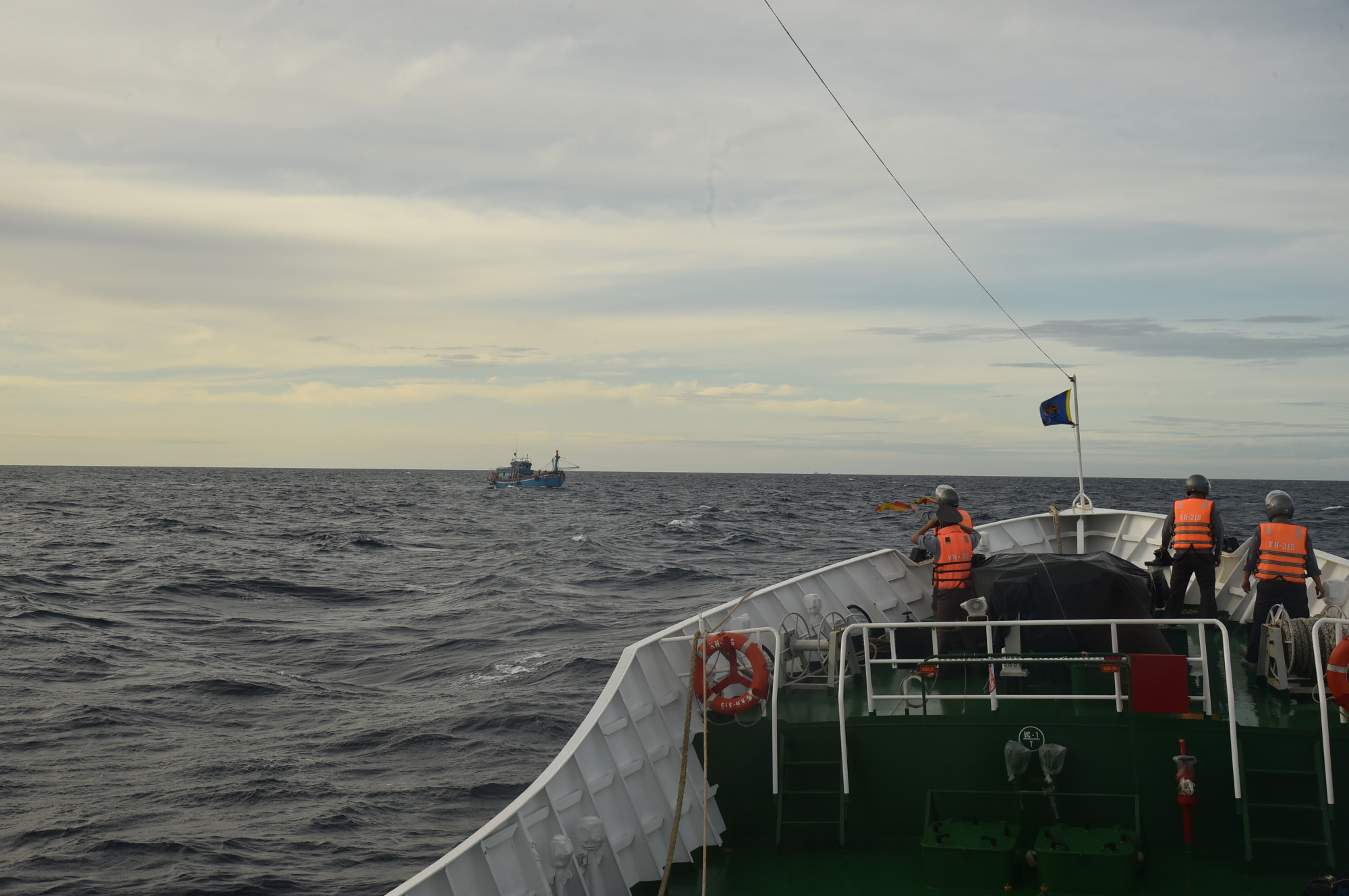 Tàu KN319 đang phối hợp tìm kiếm ngư dân mất tích trên tàu cá bị nạn