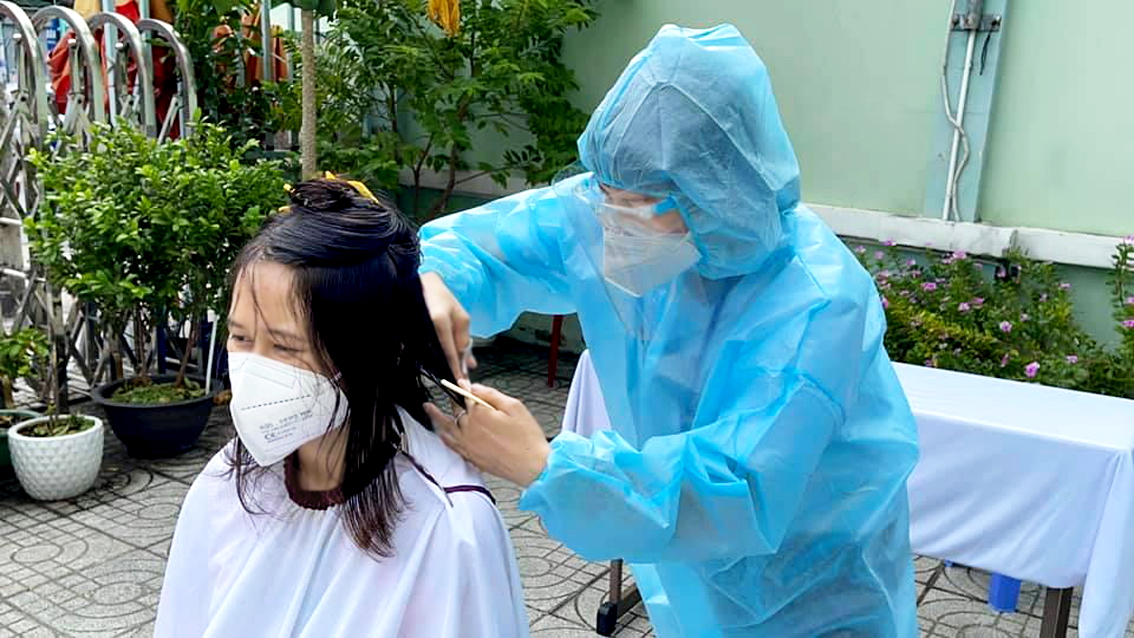 Phụ nữ Q.10 tổ chức cắt tóc cho nhân viên y tế, y, bác sĩ 