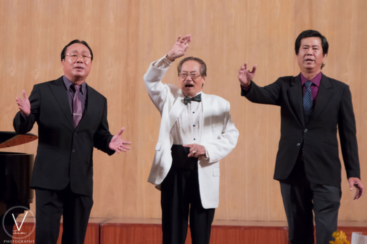 Cố nghệ sĩ (ở giữa) trong đêm nhạc đáng nhớ - NSƯT Quốc Trụ - Hơn nửa thế kỷ biểu diễn và giảng dạy diễn ra năm 2015.