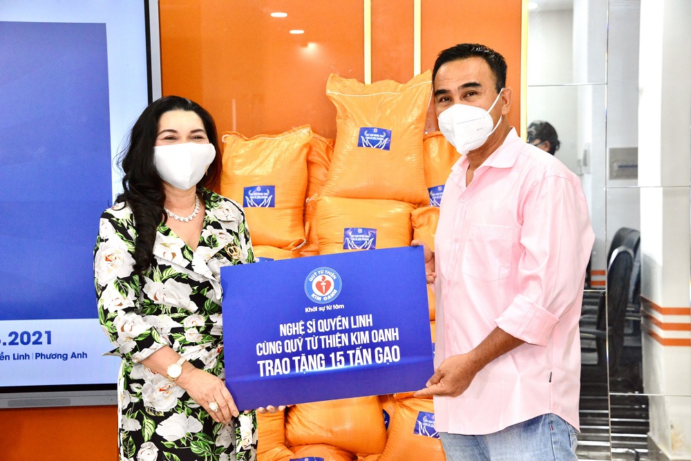Quyền Linh cùng Quỹ từ thiện Kim Oanh sẽ đi trao tặng 15 tấn gạo cho bà con khó khăn - Ảnh: Quỹ từ thiện Kim Oanh