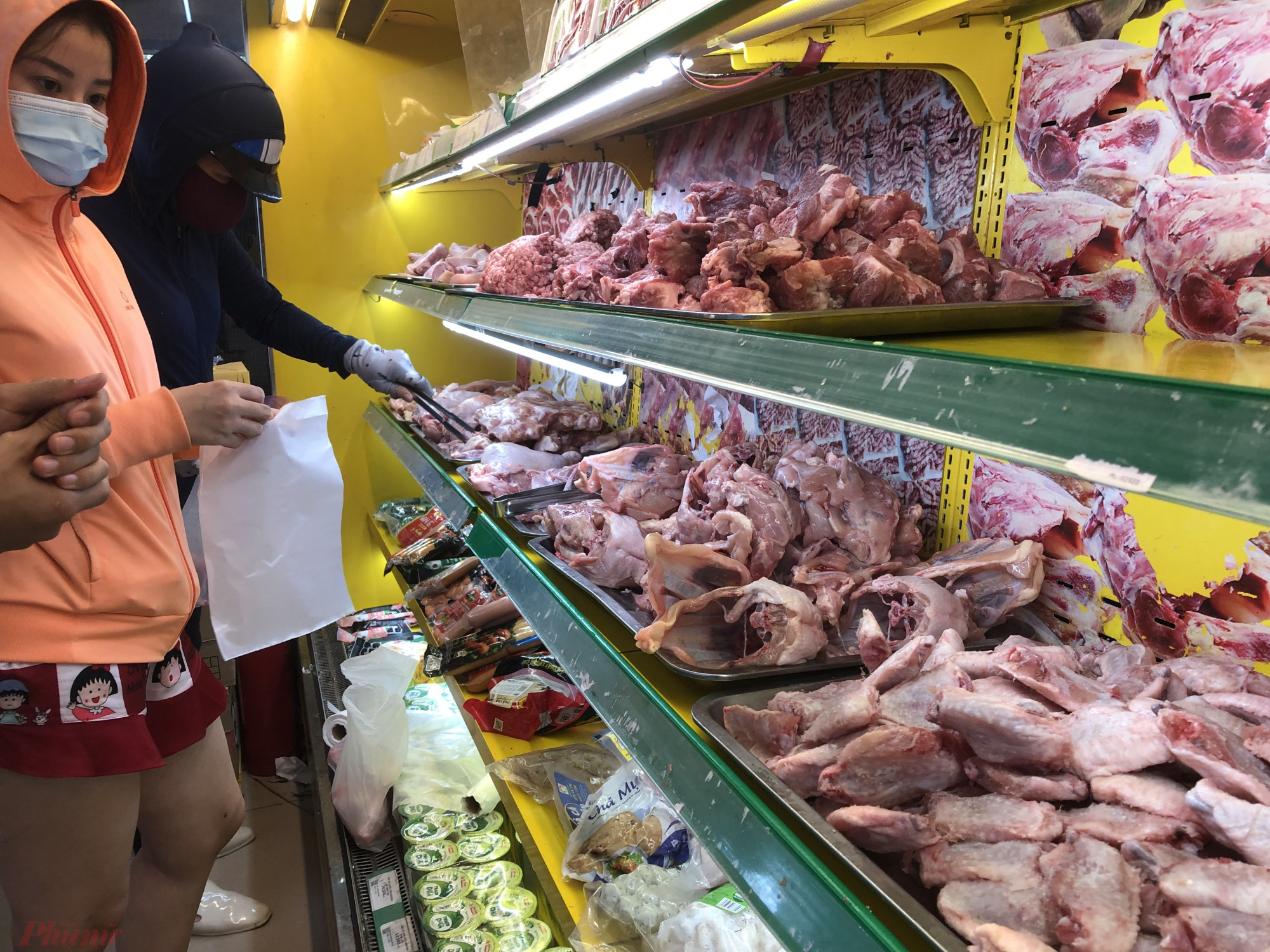 Giá thịt heo, gà tại khu vực Đông Nam bộ thời gian qua giảm mạnh do nguồn cung dồi dào, nhưng các siêu thị,cửa hàng tại TPHCM vẫn bán chủ yếu là thịt nhập khẩu