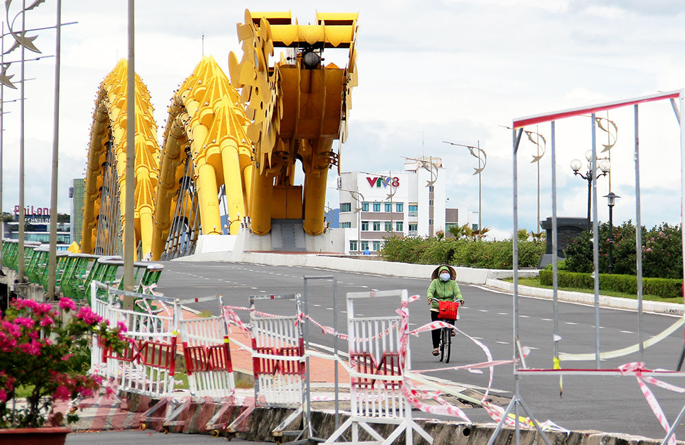 Chính quyền Đà Nẵng đã quyết định thực hiện việc phong tỏa toàn thành phố trong 7 ngày từ sáng thứ Hai 16/8. Đây là một quyết tâm chính trị của giới lãnh đạo để chống dịch COVID-19 sau nửa tháng thực hiện Chỉ thị 16+ không mấy hiệu quả.