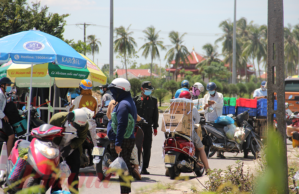 Nhiều ngày nay, chốt kiểm soát dịch giữa Quảng Nam và Đà Nẵng đóng trên QL1A đông đúc cảnh người dân ở Quảng Nam tiếp tế đủ loại nhu yếu phẩm cho người Đà Nẵng. Có người đặt mua hoặc nhờ người quen chở đến chốt rồi nhận.