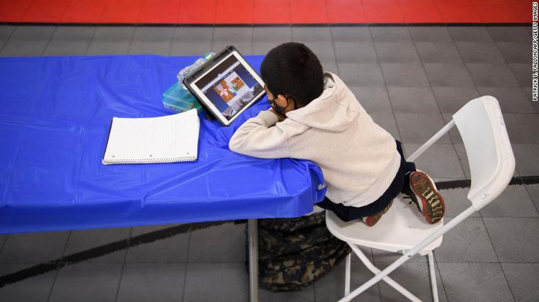 Một đứa trẻ tham gia lớp học trực tuyến tại Crenshaw Family YMCA (Los Angeles) - Ảnh: CNN