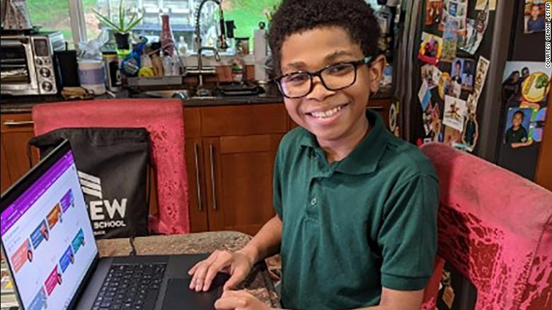 Shun Jester, 10 tuổi, rất thoải mái ngồi bên máy tính ở nhà, vì cậu tránh được bị bắt nạt như khi đến trường - Ảnh: CNN