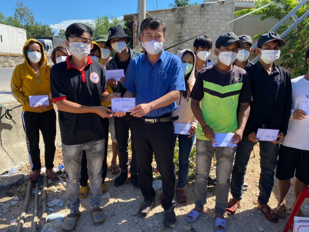 13 lao động được chính quyền huyện Sơn Hà tiếp nhận - ảnh Đội SOS Phú Yên 