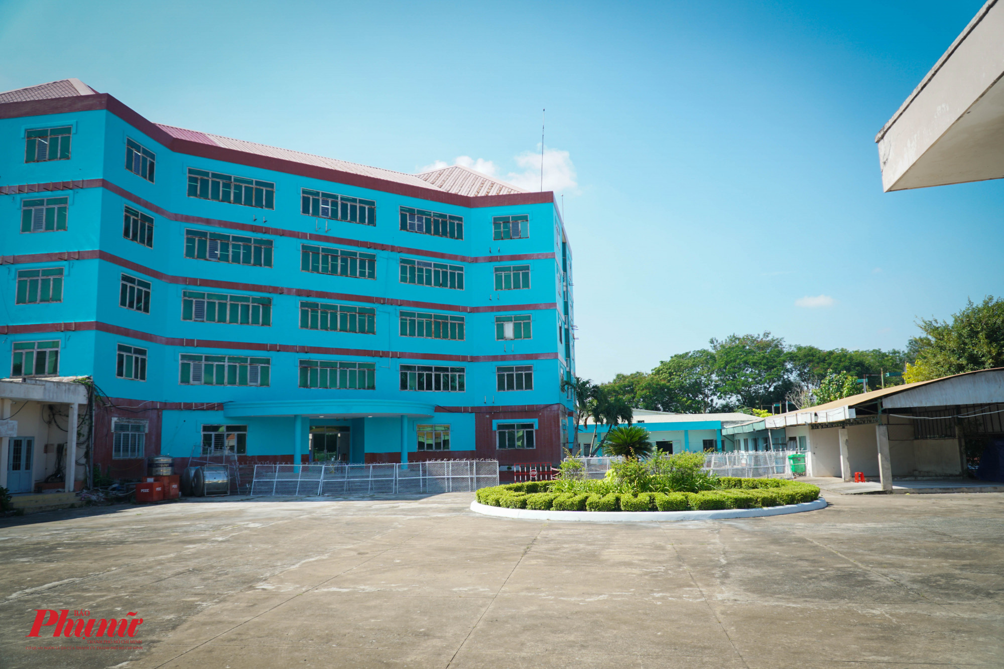 Bệnh viện dã chiến điều trị COVID-19 Bình Chánh số 01 được khánh thành tại Trung tâm Văn hóa Thể duc – Thể thao, số 113 Nguyễn Hữu Trí (Thị trấn Tân Túc, huyện Bình Chánh, TPHCM)