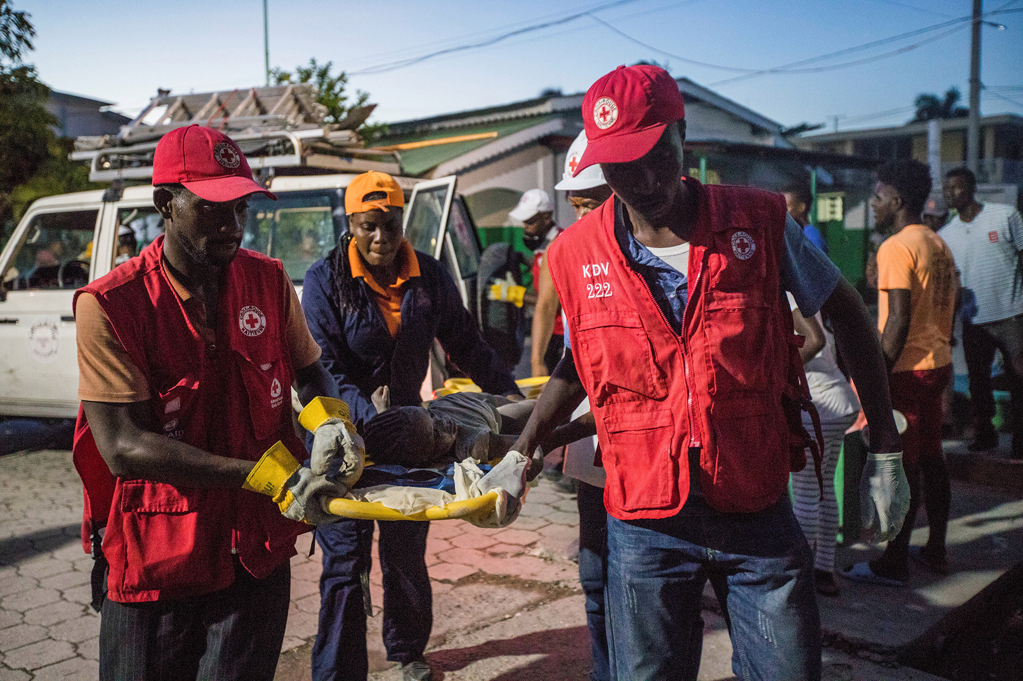 Các nhân viên y tế của Hội Chữ thập đỏ bế một cô gái bị thương trong trận động đất 7,2 độ Richter ở Les Cayes, Haiti ngày 14/8/2021.