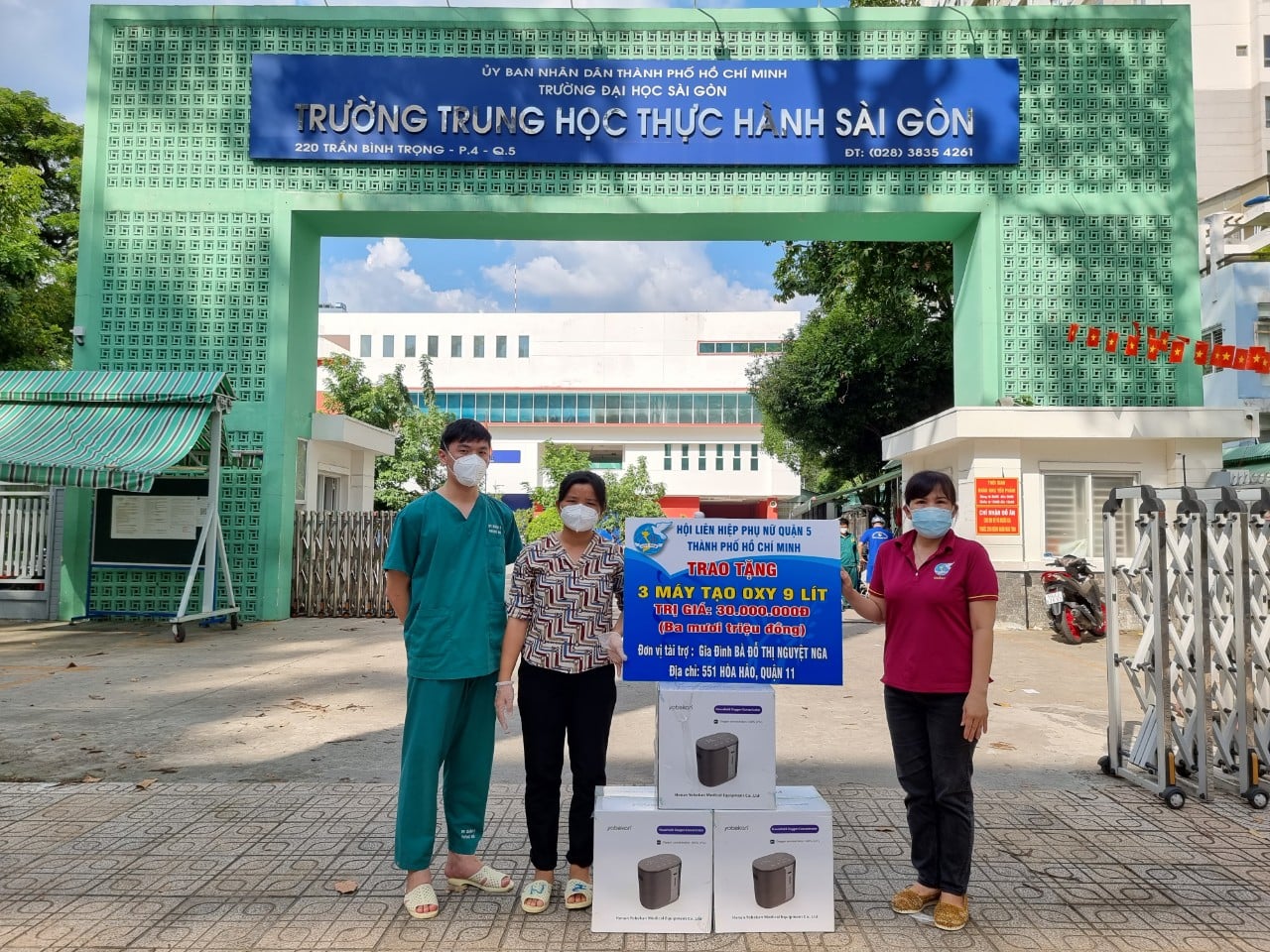 Đại diện Hội LHPN Q.5 trao tặng 3 máy tạo Oxy cho đơn vị điều trị Covid-19 trường Trung học Thực hành Sài Gòn