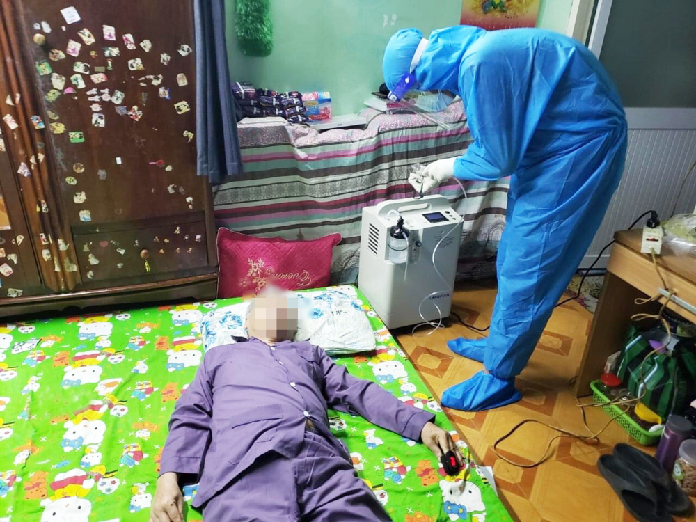 Người bệnh F0 ở P.5, Q.Tân Bình, TP.HCM được cung cấp máy thở miễn phí để qua cơn nguy kịch (ảnh Đoàn P.5, Q.Tân Bình cung cấp)