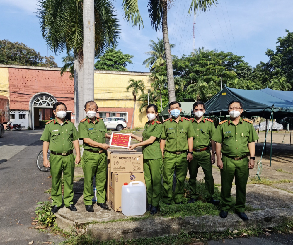 Đoàn cán bộ hai đơn vị đến thăm, hỗ trợ vật tư y tế cho Trại tạm giam Chí Hòa. 
