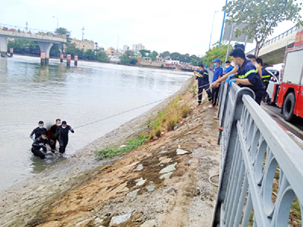 Lực lượng PC07 cứu hộ một người nhảy cầu Nguyễn Văn Cừ ngày 20/7